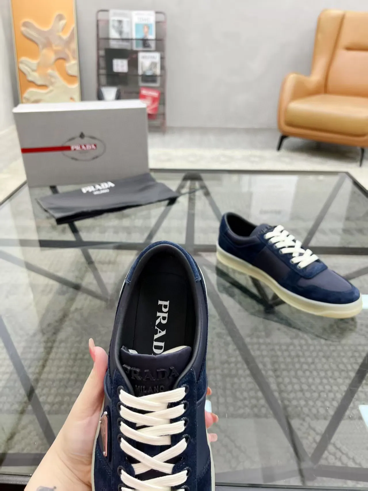 Factory price: 400💰Prada new men's leather sports shoes, the highest version on the market, any comparison is welcome🆚! The original leather has excellent texture and is super high-end! Fetal sheep net lining imported from Italy, removable pad! Luxurious materials and fine workmanship, highly recommended! Code number: 38-44, customized 45